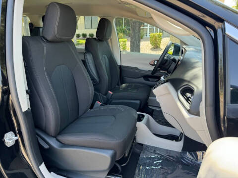 2024 Chrysler Voyager LX