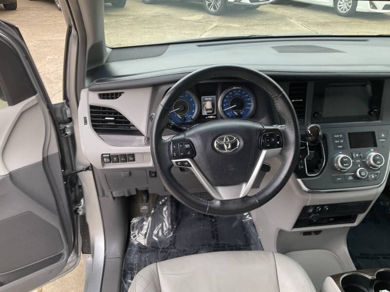 2017 Toyota Sienna XLE 8-Passenger