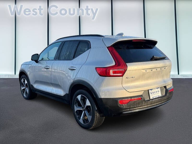2025 Volvo XC40 B5 Plus Dark Theme