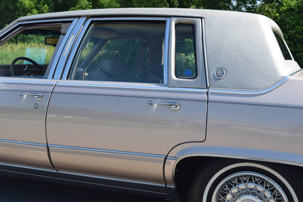 1991 Cadillac Brougham 23