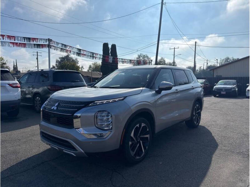 2024 Mitsubishi Outlander SE's photo