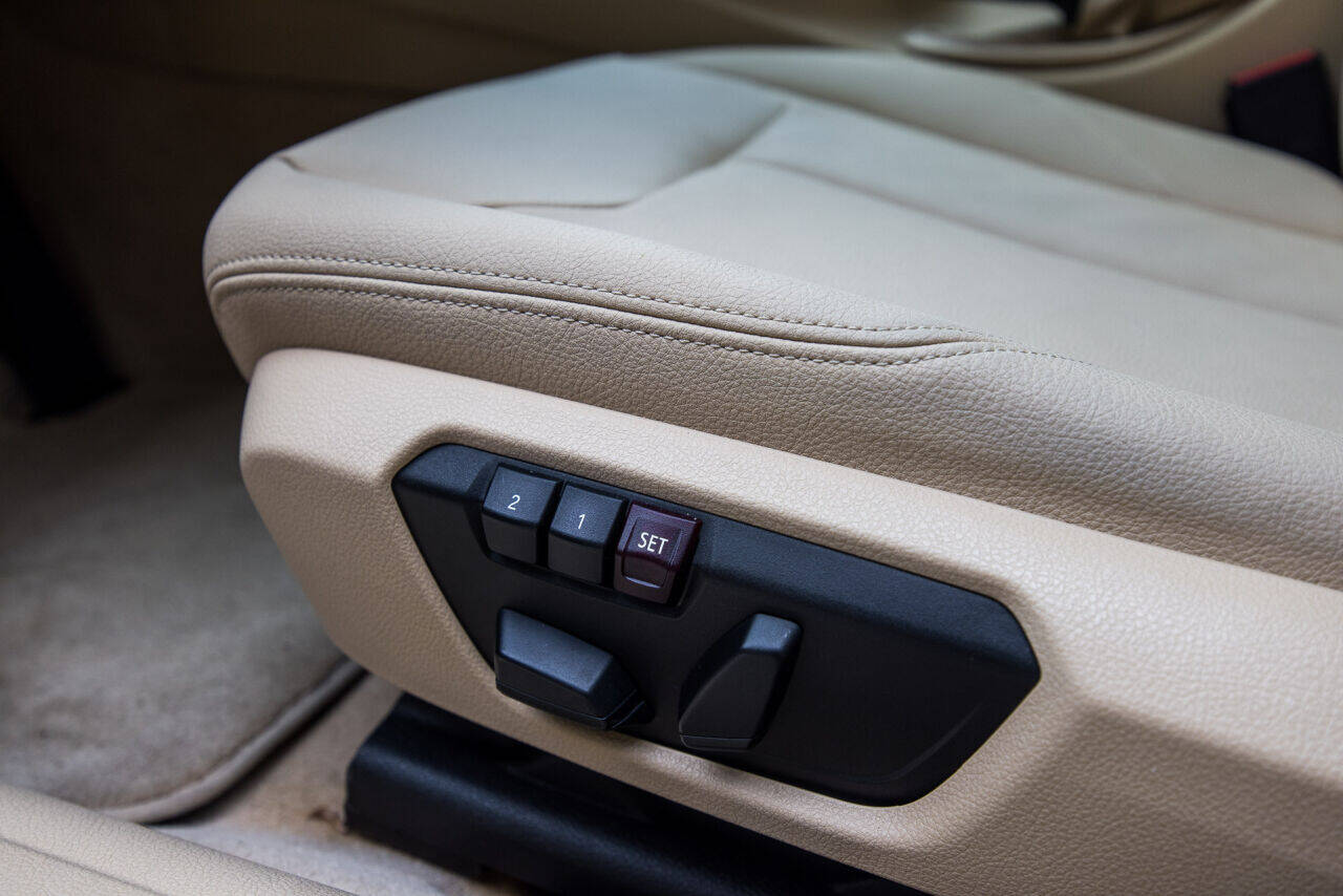 2015 BMW 3 Series 11