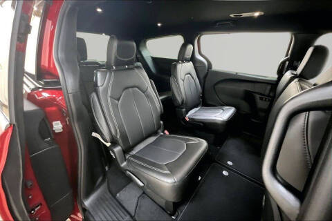 2027 Chrysler Pacifica Select