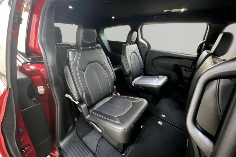 2027 Chrysler Pacifica Select