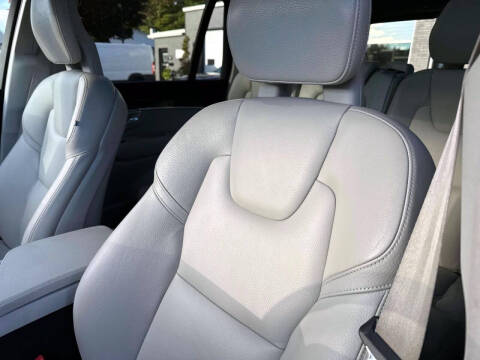 2017 Volvo XC90 T6 Momentum