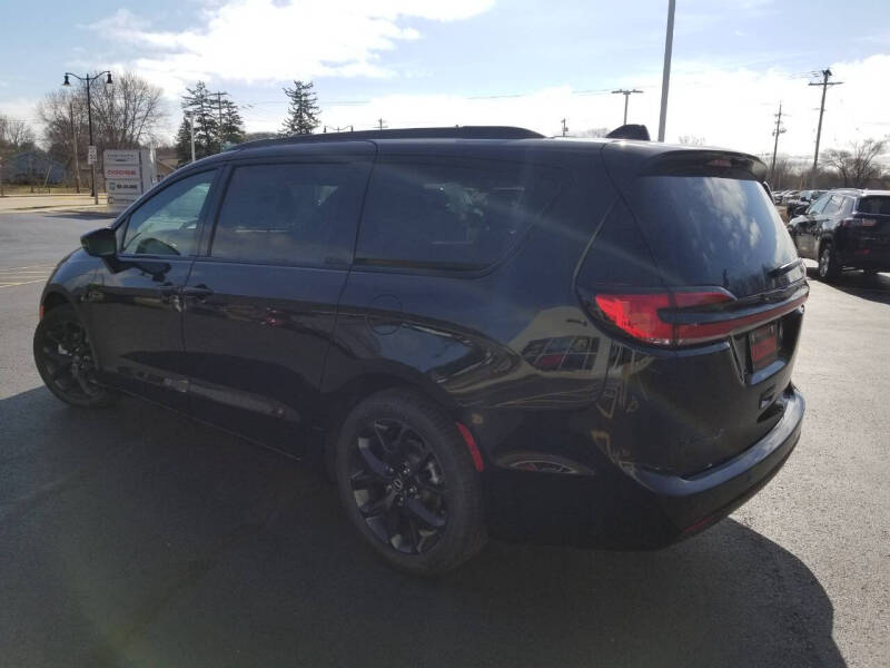 2026 Chrysler Pacifica Select