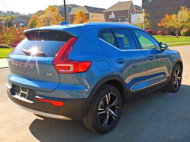 2025 Volvo XC40 B5 Core Bright Theme