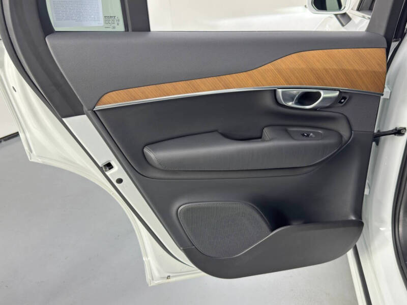 2024 Volvo XC90 Recharge T8 Core Bright Theme