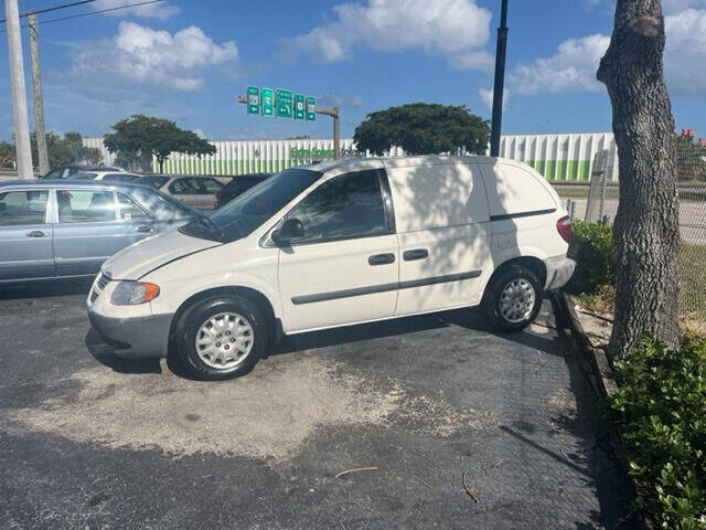 2005 Dodge Caravan  - $2,595