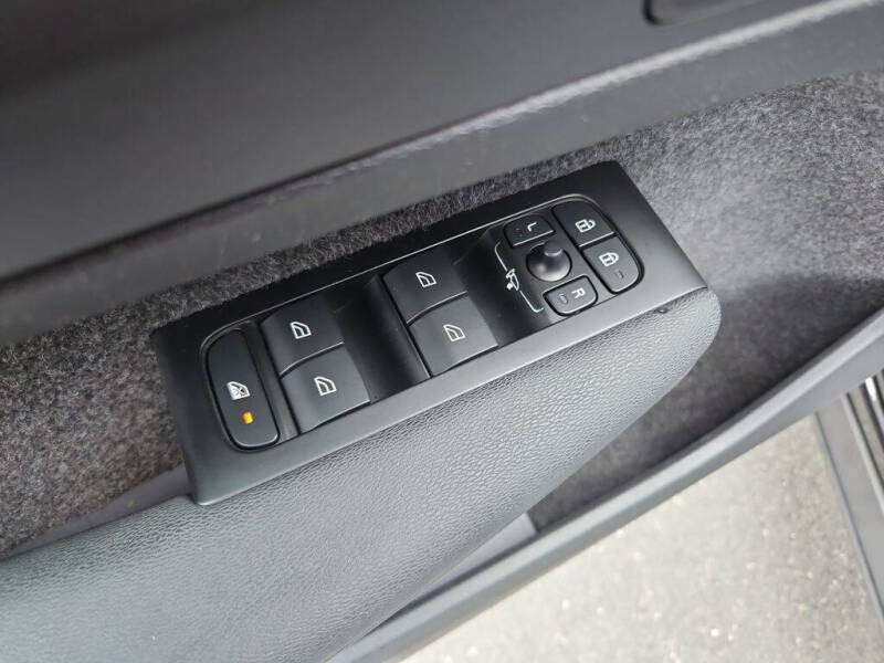 2022 Volvo XC40 T5 Momentum