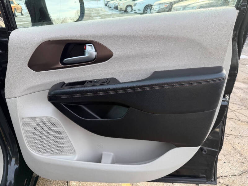 2017 Chrysler Pacifica Touring-L