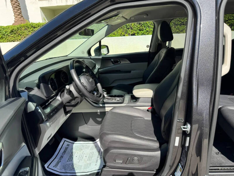 2024 Kia Carnival LX