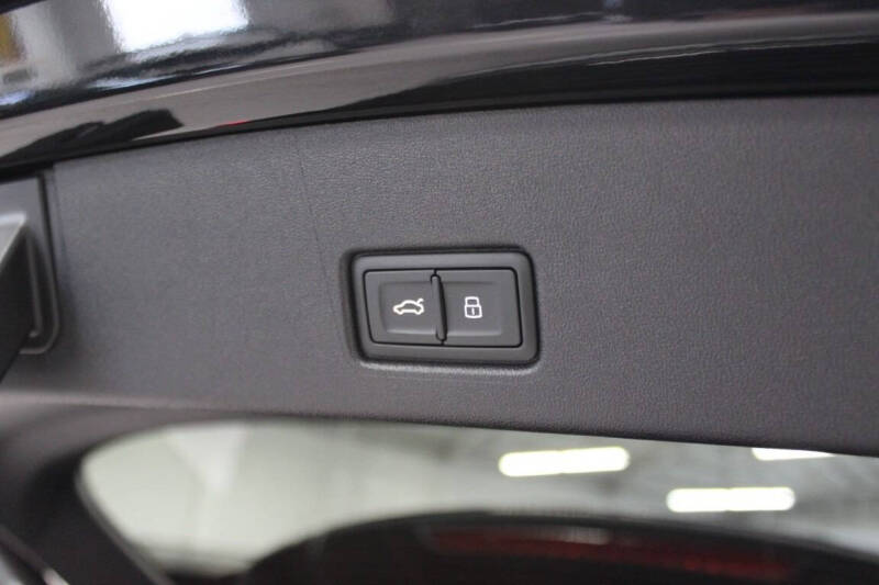 2025 Audi Q4 e-tron quattro Premium 55