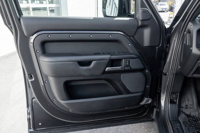 2023 Land Rover Defender 27