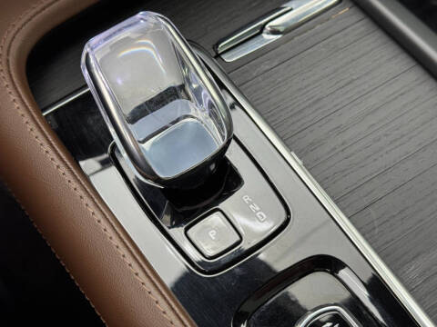 2023 Volvo XC90 Recharge T8 Ultimate Dark Theme