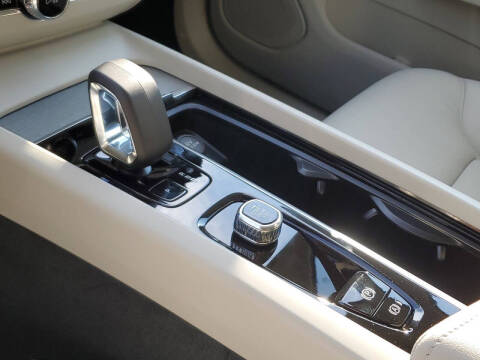 2025 Volvo XC60 B5 Plus Dark Theme