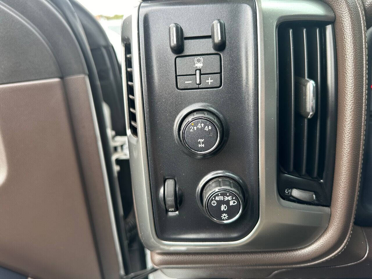 2019 CHEVROLET Silverado HD Pickup - $39,900