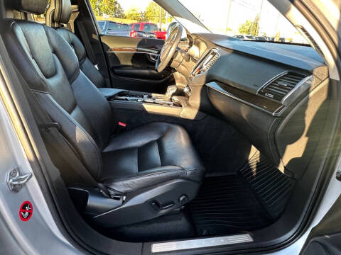 2016 Volvo XC90 T6 Momentum