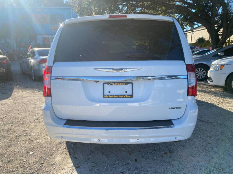 2014 Chrysler Town & Country Limited photo 6