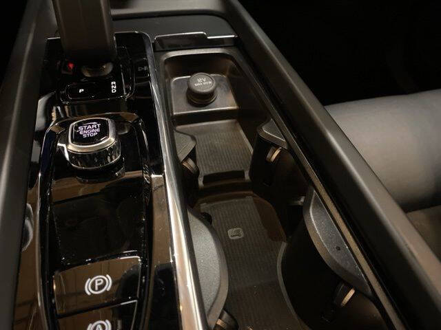 2025 Volvo XC60 B5 Core Dark Theme