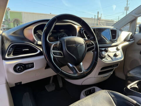 2017 Chrysler Pacifica Touring-L