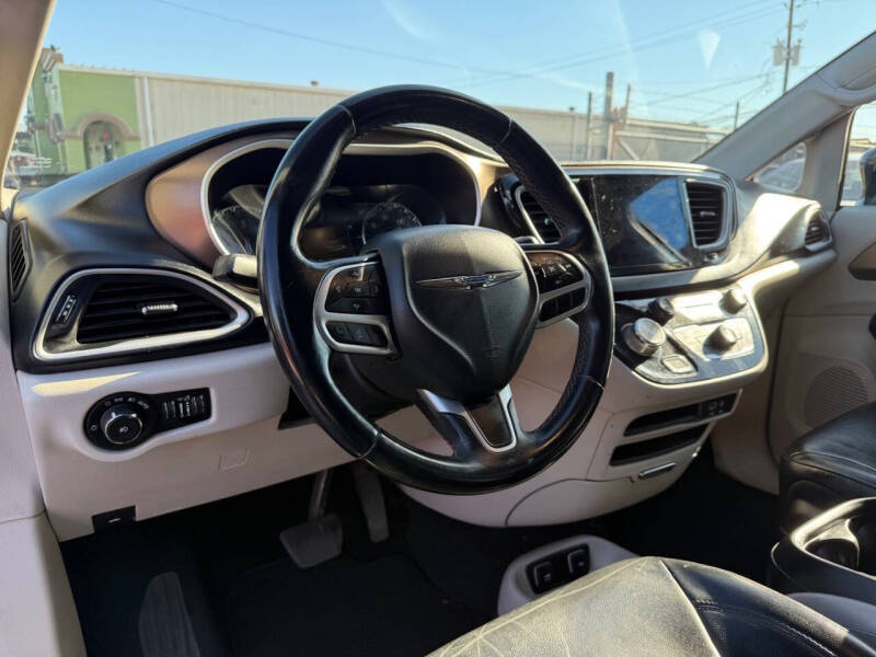 2017 Chrysler Pacifica Touring-L