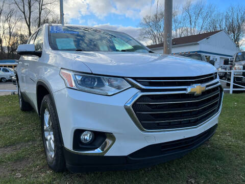 https://cdn05.carsforsale.com/009851e4c3e39446bf0da56ace64df35bd/480x360/2018-chevrolet-traverse-lt-cloth-4dr-suv-w-1lt.jpg