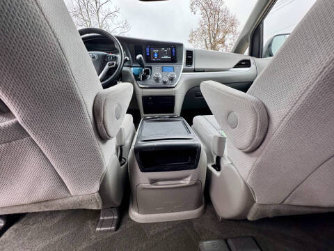 2016 Toyota Sienna LE 8-Passenger
