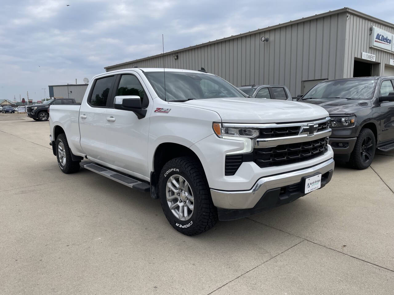 2022 Chevrolet Silverado 1500 LT photo 2