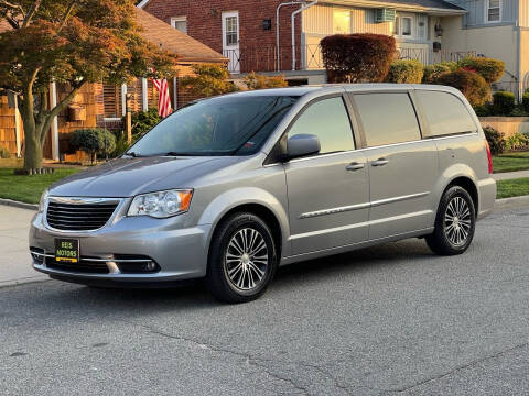 2013 Chrysler Town and Country for sale at Reis Motors LLC in Lawrence NY