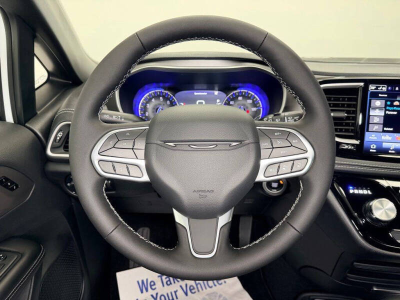 2027 Chrysler Pacifica Select