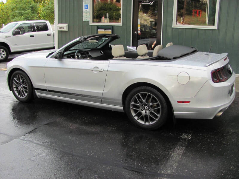 2013 Ford Mustang V6 Premium photo 12