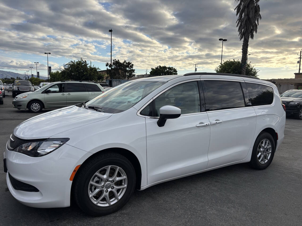 White 2021 Chrysler Voyager LXi LXi 4dr Mini-Van 1