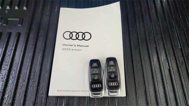 2022 Audi e-tron quattro Premium Plus