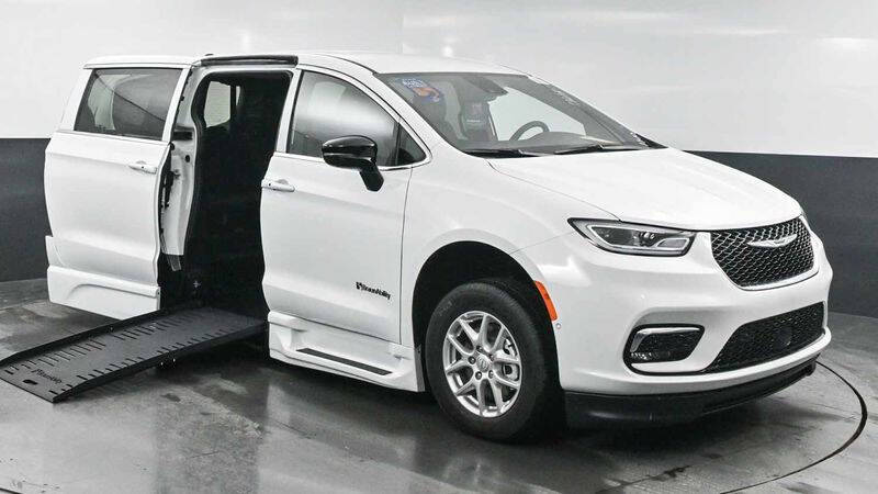 2025 Chrysler Pacifica Select's photo