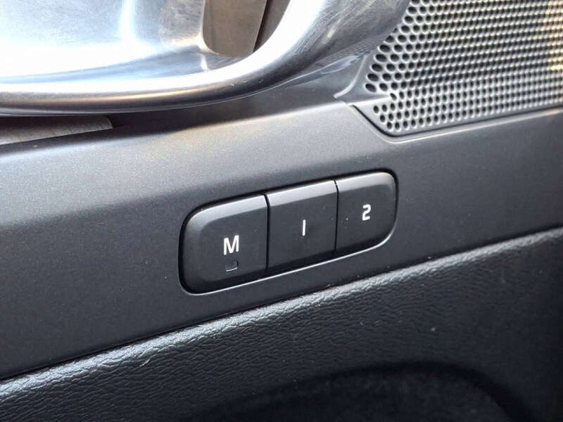 2023 Volvo XC40 B5 Plus Dark Theme