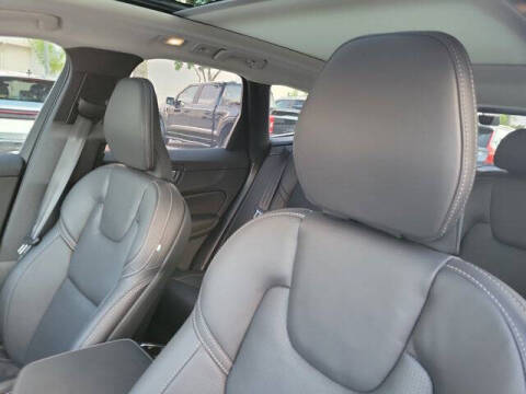 2025 Volvo XC60 B5 Ultra Dark Theme