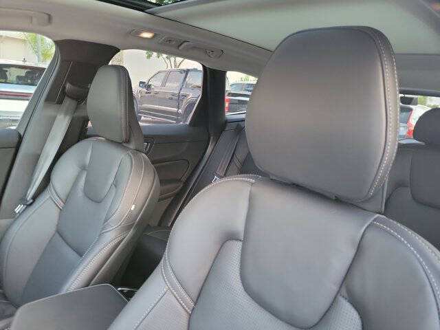 2025 Volvo XC60 B5 Ultra Dark Theme