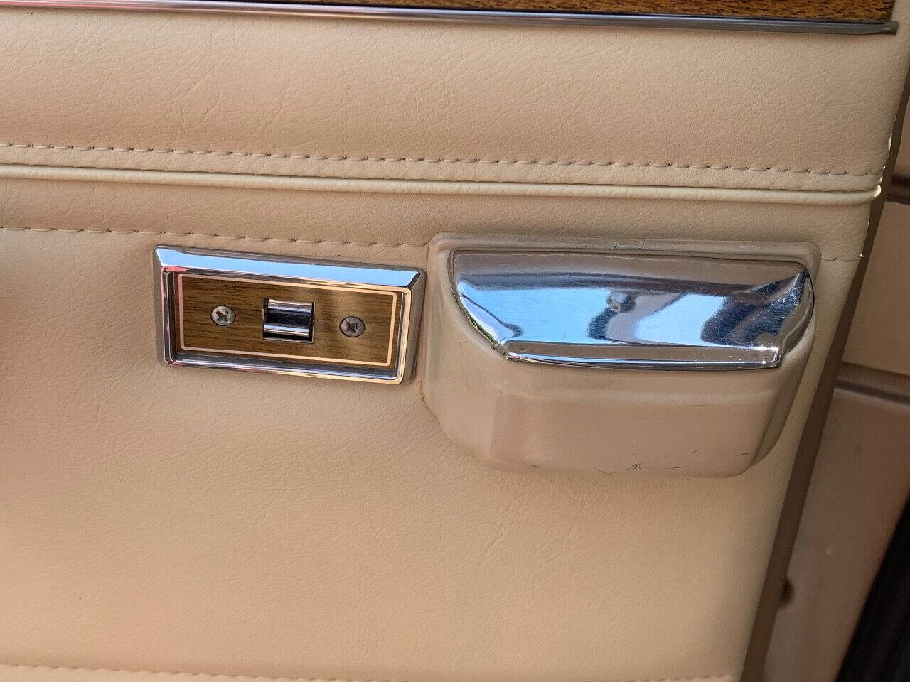 1989 Jeep Grand Wagoneer 37