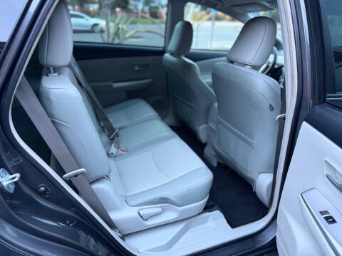 2014 Toyota Prius v Five