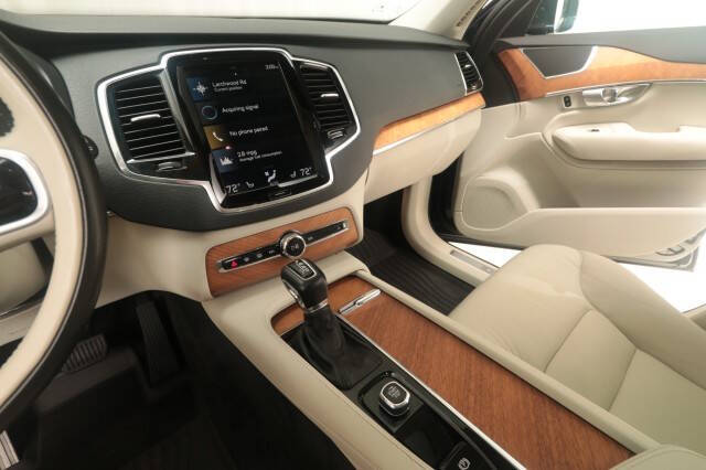 2022 Volvo XC90 T5 Momentum