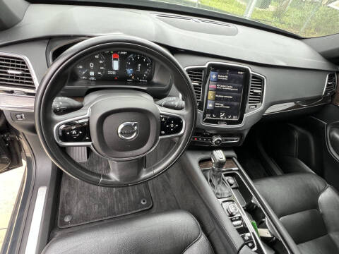 2017 Volvo XC90 T6 Momentum