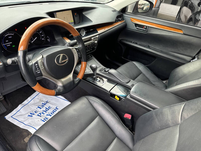 2014 Lexus ES 300h photo 30