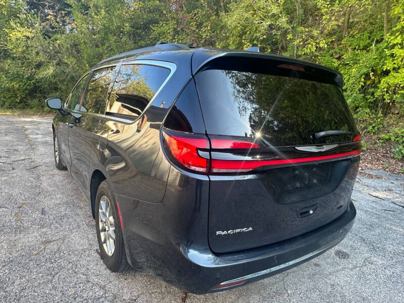 2021 Chrysler Pacifica Touring photo 11