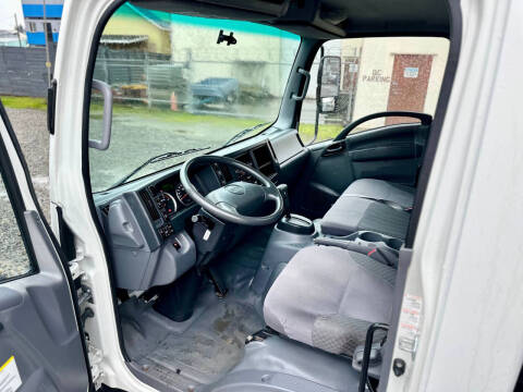 2015 Isuzu NRR  23' Flatbed + Lift Gate