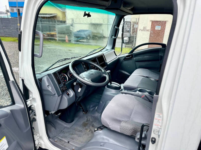 2015 Isuzu NRR  23' Flatbed + Lift Gate