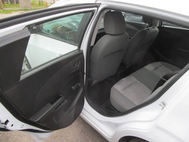 2017 Chevrolet Sonic LT - Photo 10