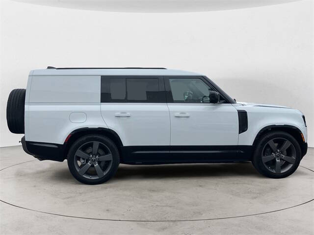 2024 Land Rover Defender 130 P400 Outbound
