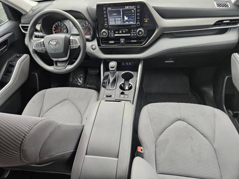 Image 10 of 2022 Toyota Highlander L