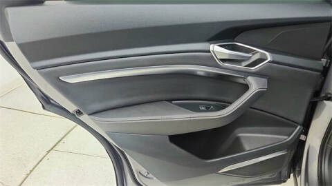 2022 Audi e-tron quattro Premium Plus